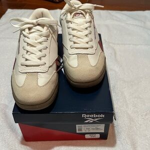 NWT - Reebok Women Forte Sneakers - Vintage Chalk / light Maroon